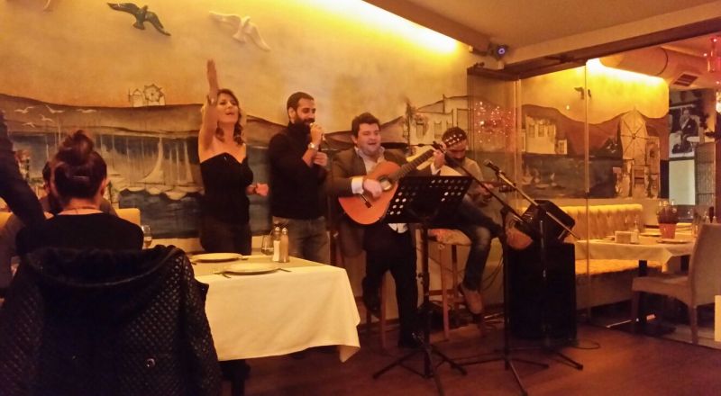 MUSTAFA AKAY 'IN HER SAHNESİNDE ÜNLÜLER GEÇİTİ YAŞANIYOR !