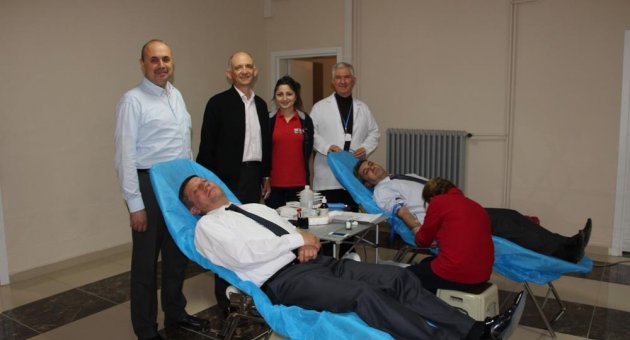 Ödemiş Belediye çalışanlarından Kızılay’a destek