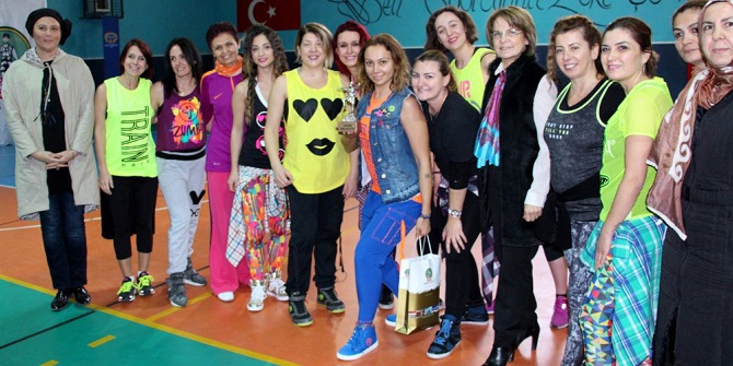 Ödemişli hanımlar zumba ile stres attı