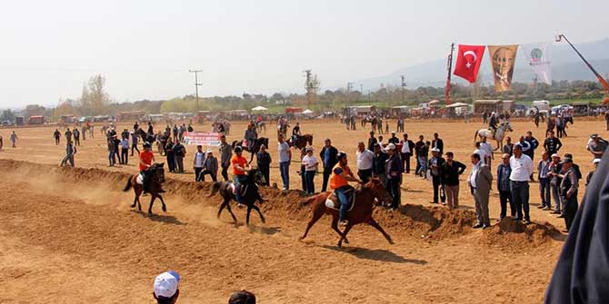 Ödemiş'te 15 Temmuz Demokrasi Şehitleri Anısına Rahvan At Yarışları Düzenledi