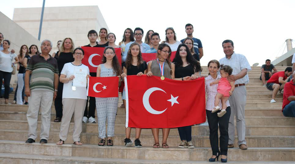 ÖDÜLLERİNİ SOKAKTA ALDILAR