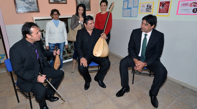 ÖĞRETMENLER, BAŞKAN DEMİRAĞ’A TÜRKÜYLE TEŞEKKÜR ETTİ