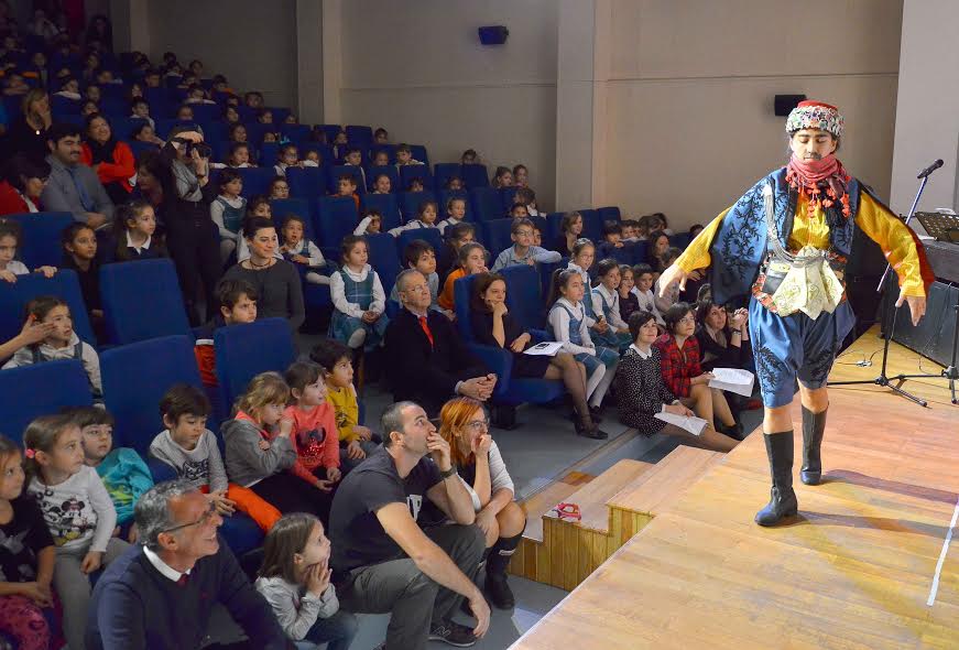 Öğretmenler oynadı, öğrenciler izledi