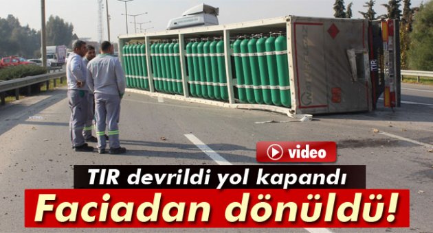 Oksijen yüklü TIR devrildi, yol trafiğe kapandı