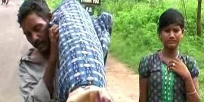 Ölü Eşini 12 Kilometre Taşıdı