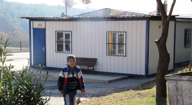 Önce camide şimdi konteynerde eğitim görüyorlar