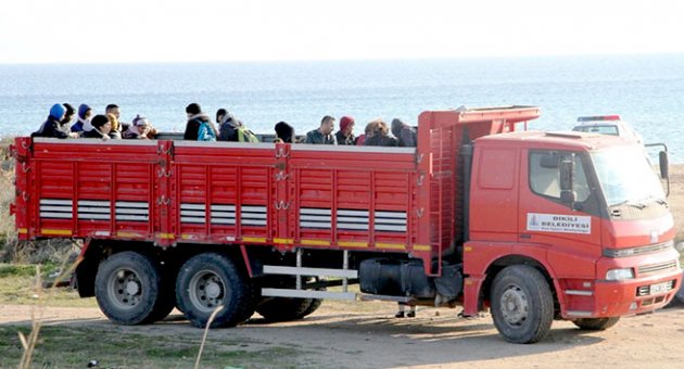 Otobüsle geldiler, yakalanıp kamyonla taşındılar