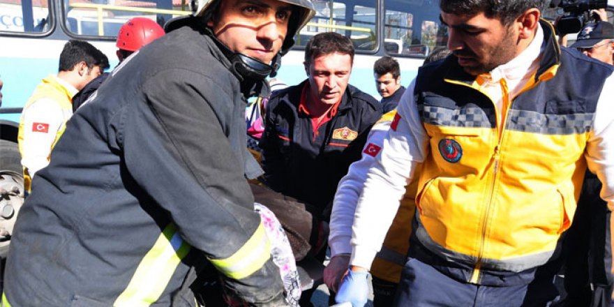 Otobüsün altında kalan yaşlı kadın yaralandı