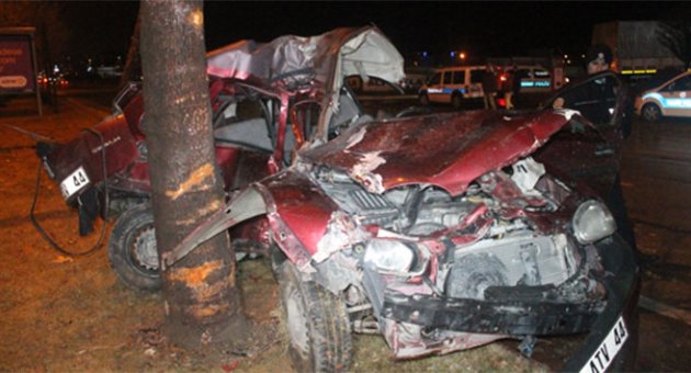 Otomobil ağaca çarptı: 1 ölü, 1 yaralı