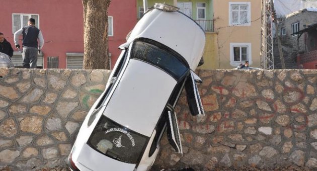 Otomobil duvarda asılı kaldı: 2 yaralı