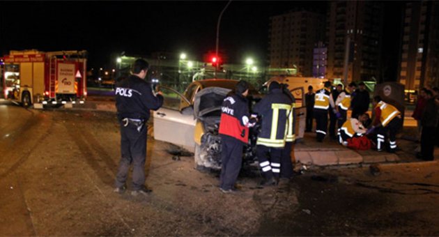 Otomobiller kafa kafaya çarpıştı: 6 yaralı