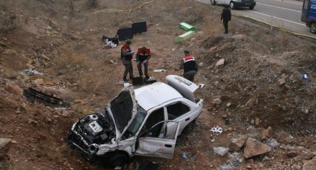 Otomobil şarampole uçtu: 2 ölü