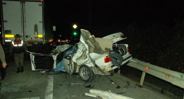 Otomobil TIR’a çarptı: 1 ölü, 2 yaralı