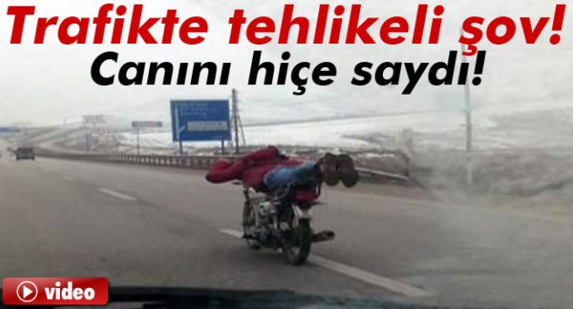 Otoyolda motosikletle şov yapan genç trafiği tehlikeye düşürüyor