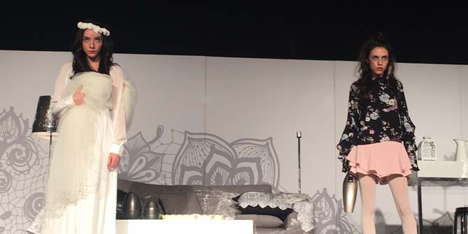 ÖYKÜ GÜRMAN SAHNEDE GELİNLİK GİYDİ!