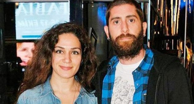 Özge Borak sevgilisiyle birlikte babasını izledi