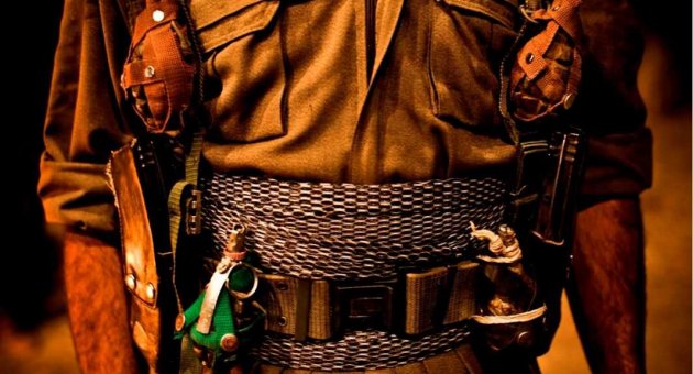 Paniğe kapılan teröristler silahlarını bırakıp kaçıyor