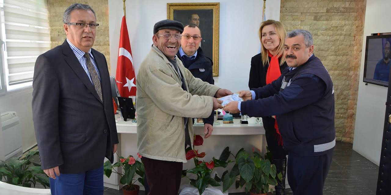 PARA DOLU CÜZDANI ZABITA TESLİM ETTİ