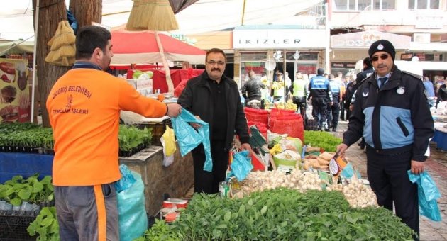 Pazarcı esnafına çöp poşeti dağıtıldı