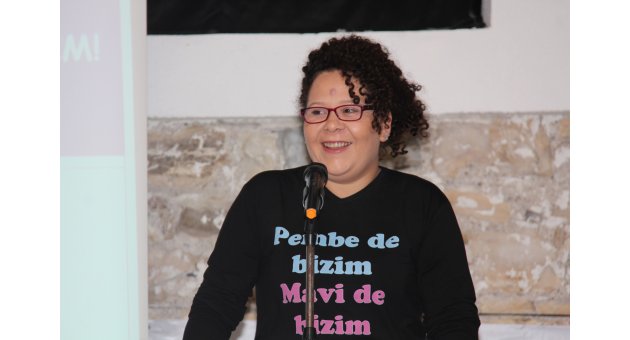 PEMBE DE BİZİM MAVİ DE BİZİM