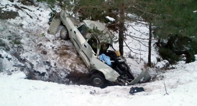 Pikap uçuruma yuvarlandı: 1 ölü, 1 yaralı