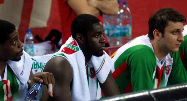 Pınar Karşıyaka kan kaybediyor