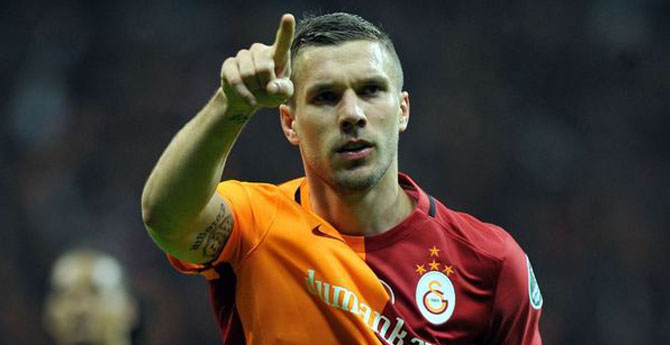 Podolski'den Maçın Hakemine Olay Tepki