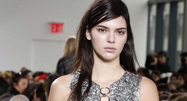 Podyumda herkesi şoke etti!