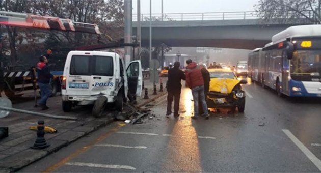 Polis aracı ticari taksi ile çarpıştı!