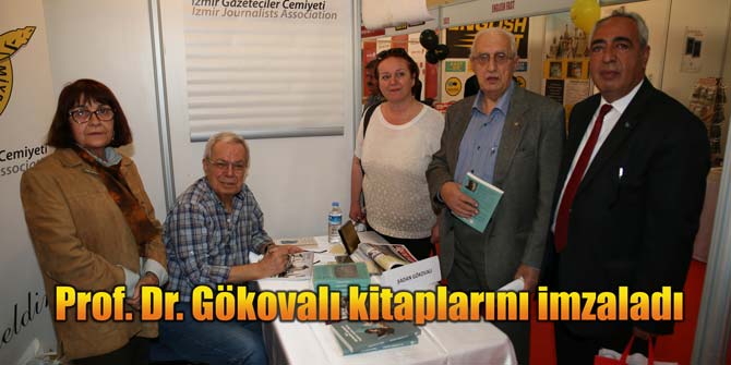 Prof. Dr. Gökovalı kitaplarını imzaladı