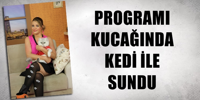 Programı kucağında kedisiyle sundu