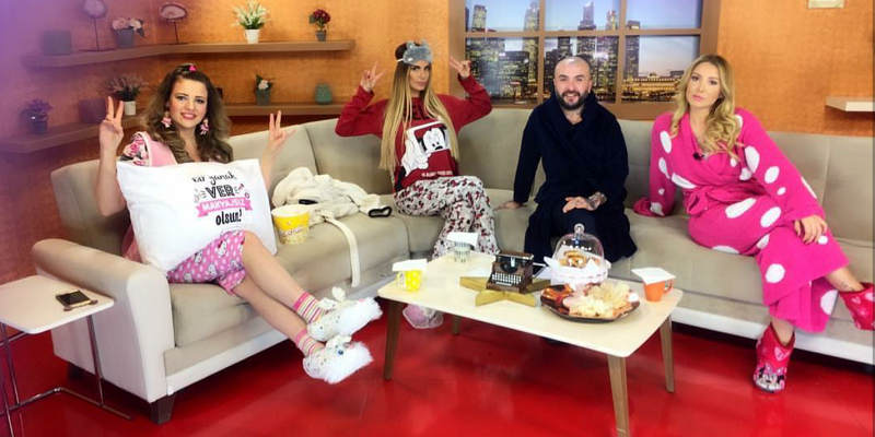 Programı pijamalarıyla yaptılar