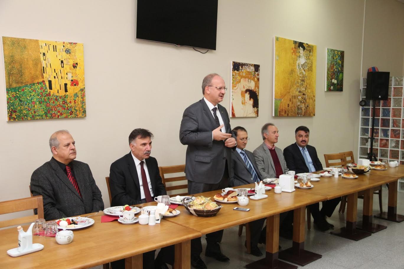 REKTÖR AKHAN, İKÇÜ’NÜN ULUSLARARASI ELÇİLERİYLE BULUŞTU