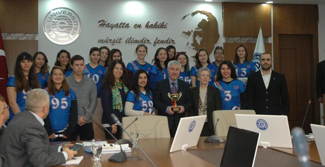 Rektör Prof. Dr. Hoşcoşkun Ege Lady Dolphins’i Kutladı