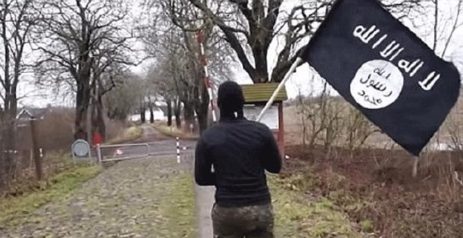 Rezalet! Elinde IŞİD Bayrağıyla Sınırdan Geçti!
