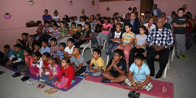 Roman mahallesinde açık hava sineması