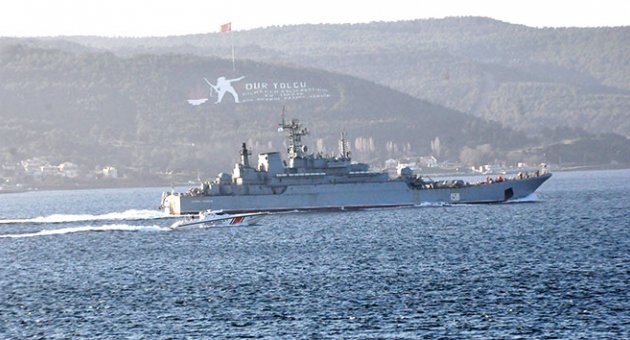 Rus savaş gemisi Çanakkale Boğazı'ndan geçiş yaptı
