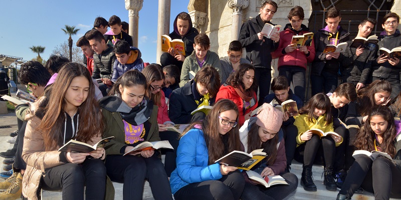 Saat Kulesi önünde kitap okudular