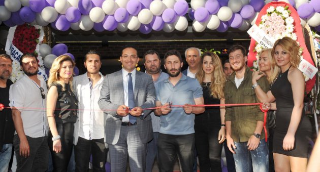 ‘Sabri Reyiz’ İzmir'de kafe açılışında