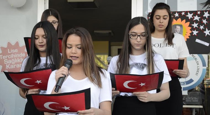 Sağlık Öğrencileri 19 Mayıs'ı Ülkü Yarış Pisti'nde Kutladı