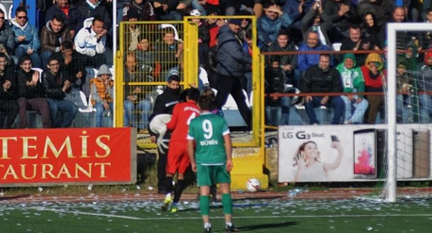 Sahaya giren köpeği kucağında dışarı çıkardı