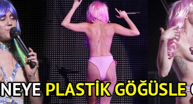 Sahneye plastik memeyle çıktı