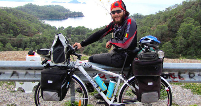Sahra Çölünü bisikletle 42 günde 1850 km pedal çevirerek geçmeyi başardı!