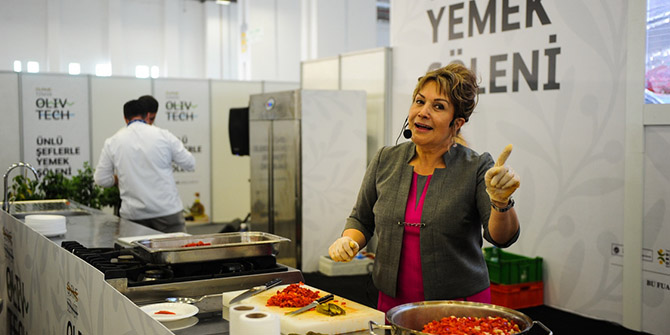 Sahrap Soysal'dan Fuarda Yemek Şovu