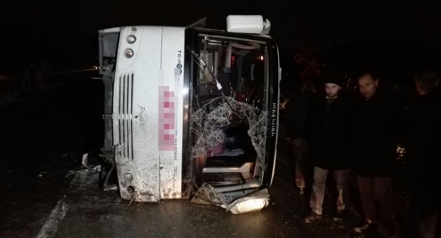 Sakarya'da midibüs devrildi: 5 yaralı