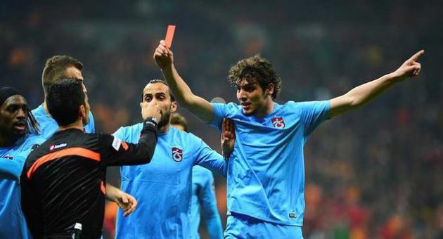 Salih Dursun'un hakemden kırmızı kartı çekip aldığı o an