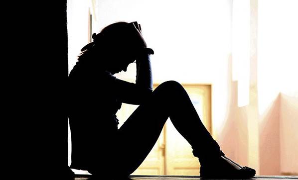 Sapık anne kızına tecavüze yardım etti!