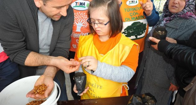 SEFERİHİSAR’DA DOWN SENDROMLU ÇOCUKLAR TOHUM EKTİ