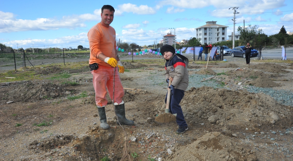 SEFERİHİSARLI ÇOCUKLARDAN ÖZGÜRLÜK ORMANI
