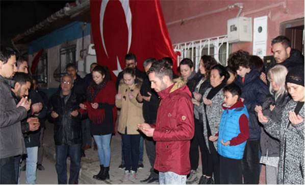 Şehidin baba ocağındaki bayrağa saldırı